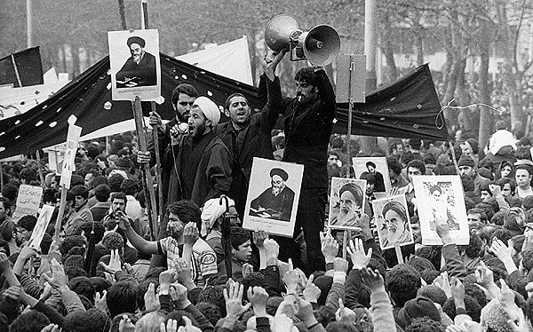 1. Производство алкоголя и ввоз его на территорию государства запрещен, однако, тут в дело вступает нелегальный оборот. Стражи Иранской революции, так называемые "сепахи" играют главную роль в распределения алкоголя в стране.