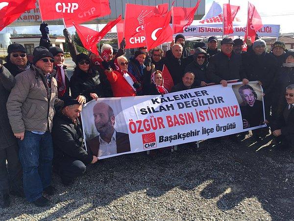 CHP ilçe örgütünden 'Kalemler silah değildir' pankartı