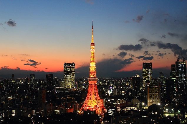 Tokyo Kulesi,Eyfel Kulesi'nden esinlenilerek inşa edilmiş. Kule,her 5 yılda bir boyanıyor.