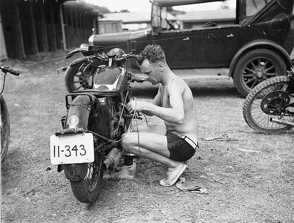 6. Bir yarış için hazırlığını yapan motosiklet sürücüsü, Sidney, Avustralya, 1932.