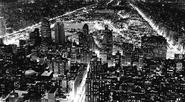7. Central Park'ın geceleyin havadan görünümü, Manhattan, 1937.