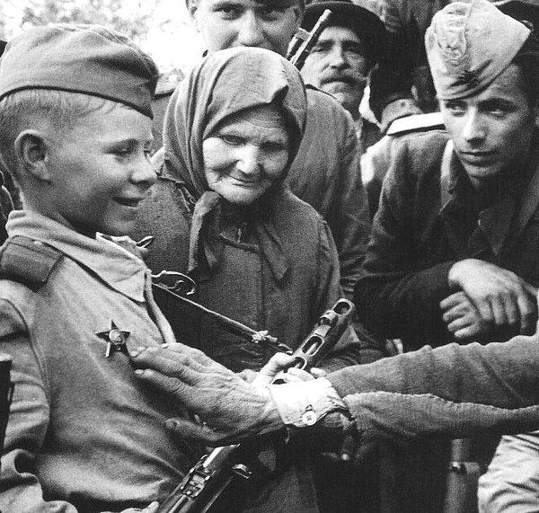 16. Sovyetler Birliği'nin çocuk askeri, 1944.
