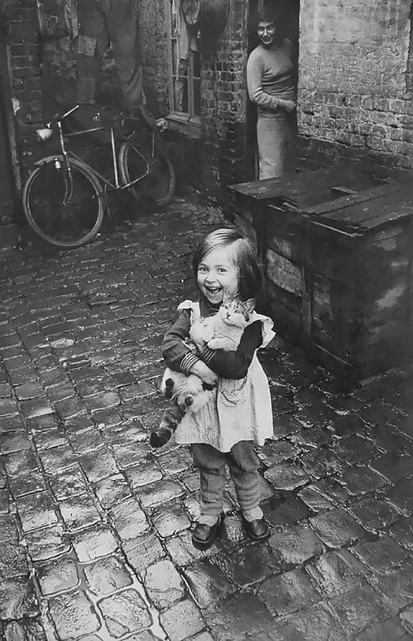 21. Mutlu bir Fransız kız ve onun kedisi, 1959