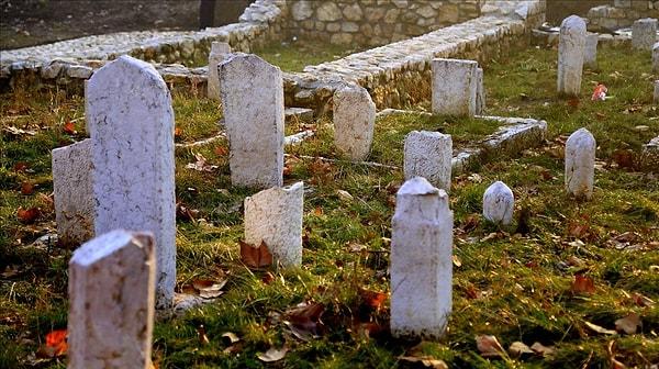 'Her mezar taşı tarihin bir kesitini açığa çıkarıyor'