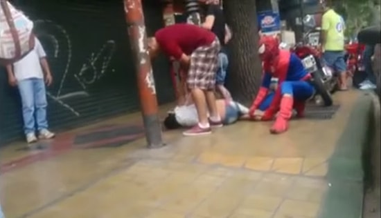 Gerçek Hayatta 'Örümcek Adam' Kostümlü Kişi Hırsız Yakaladı