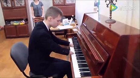 Elleri Olmayan 15 Yaşındaki Çocuktan Muazzam Bir Piyano Performansı