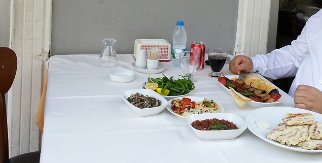4. Lokantada yemeğin gelmesini bekliyorsun ve susamışsın. Masadaki şişe suyla göz göze gelince içinden "para alırlar şimdi bundan" der misin?