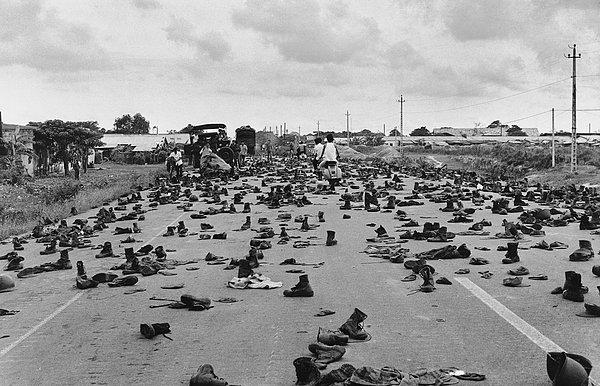 11. Vietnam Cumhuriyeti Ordusu askerlerinin ortalığa saçılmış botları. (1975)