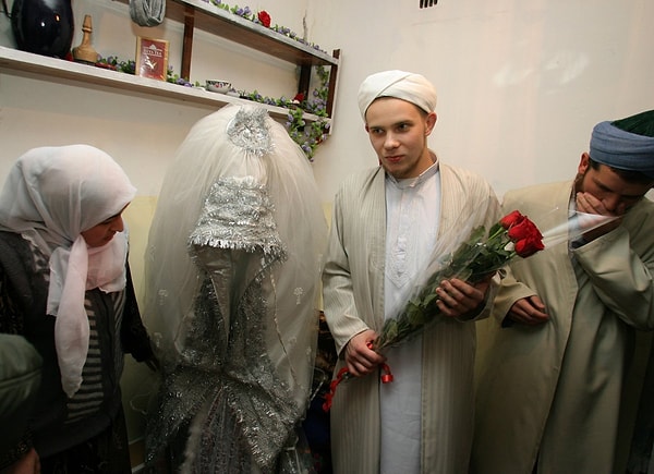 4. Национальное одеяние невесты из Таджикистана.