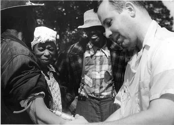 8. Tuskegee bölgesinde 1950'lerde hastalığın tedavisi bulunmasına rağmen hastanelerde insanların tedavi edilmemeleri emri verilmiştir.