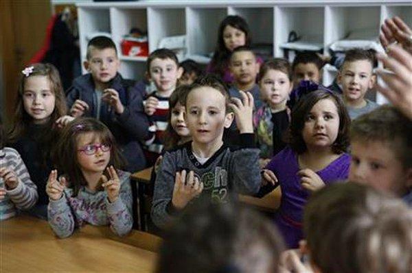2003 yılında Bosna Hersek'te engelli çocukların farklı okullarda değil, diğer çocuklarla aynı okullarda yanlarında bir asistanla eğitim görmeleri kararı alındı ama pratikte bu kaynak yetersizliğinden ötürü uygulanamadı. Engelli çocukların kaderi öğretmenlerin ve ebeveynlerin gayretlerine kaldı.