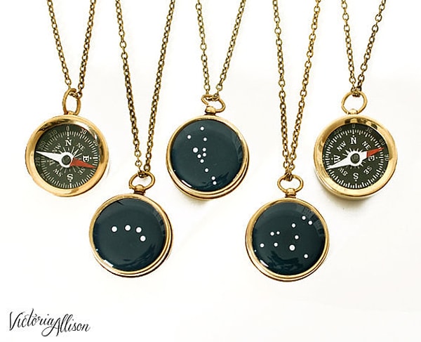 14. Практичные кулончики со знаками зодиака и работающим компасом: