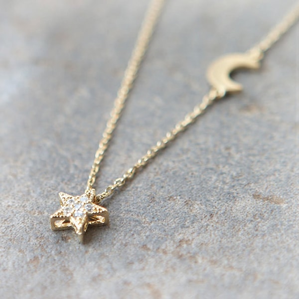 29. Звезда на золотой цепочке с полумесяцем: