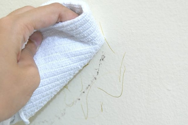 1. Если ребенок разрисовал карандашами стену.