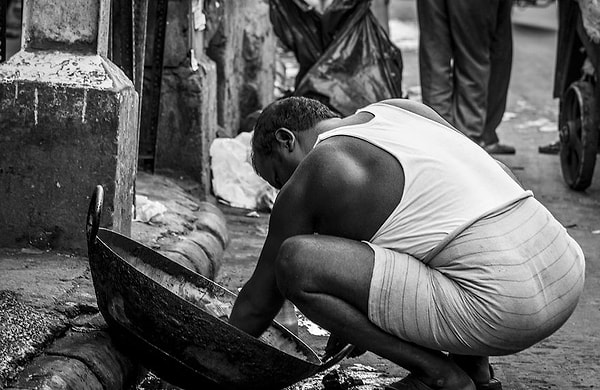 Работник магазина моет свой инвентарь