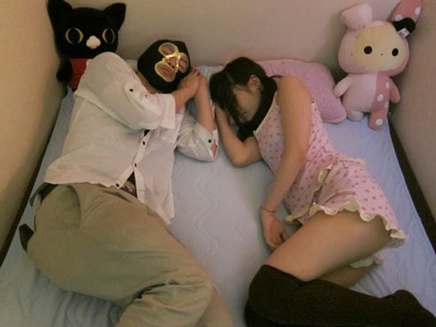 10. Cuddle Cafe olarak bilinen sarılma mekanları da özellikle Tokyo'da çok yaygın. Parasını verdiğiniz takdirde o anlık kız arkadaşınızla göz göze bakıyor, aynı yatakta uyuyor...