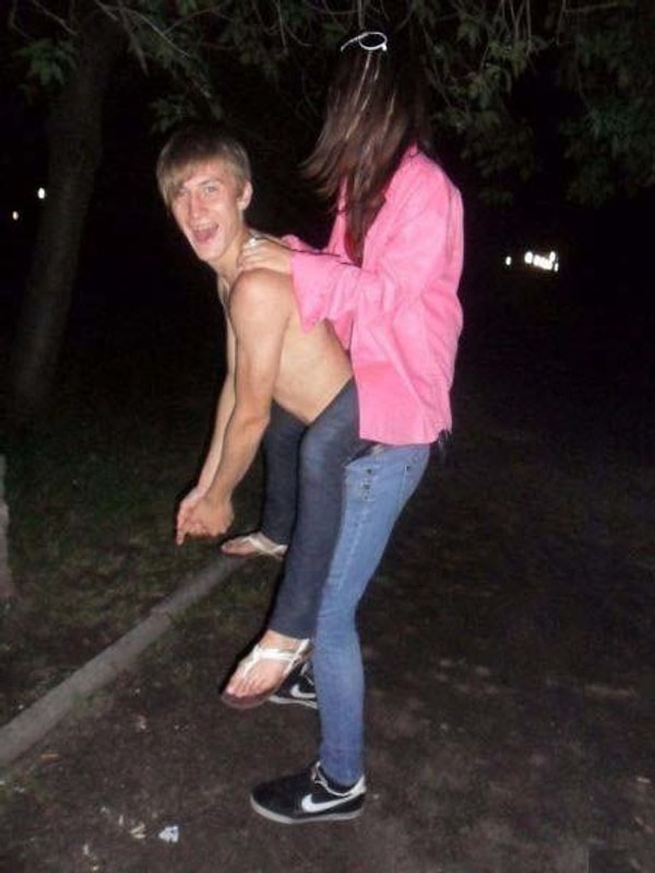 7. Что она с ним делает?