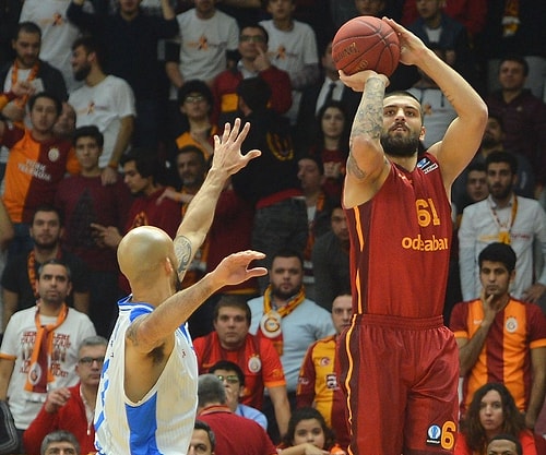 Galatasaray Odeabank 87–69 Dinamo Sassari