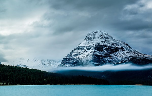 15. Присев у озера Боу, можно увидеть облако, танцующее вокруг горы.