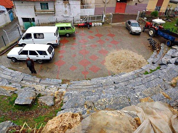 10. Muğla'da Kyon Antik Tiyatrosu'nu Otopark Yapmışlar
