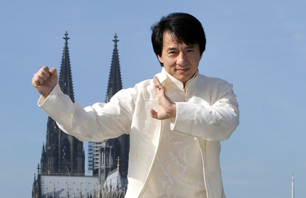 6. Когда Джекки Чан работал вышибалой в ночном клубе, однажды после драки он в течении двух дней пытался вправить свою кость обратно в кулак. Некоторое время спустя, он обнаружил, что это была не его кость… а зуб другого парня.