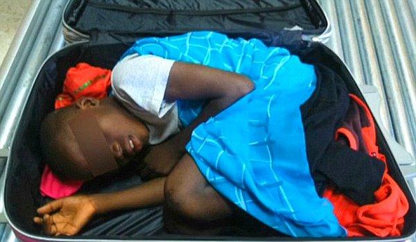 Afrikalı bu küçük çocuk için insan kaçakçılarının uygun gördüğü yöntem valizin içine saklamak.