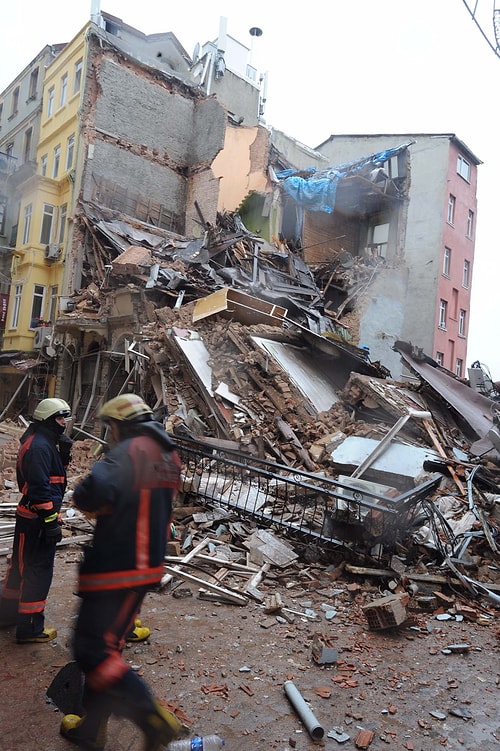 Beyoğlu'nda Bitişik İki Bina 30 Saniyede Çöktü: Şans Eseri 'Can Kaybı Yok'