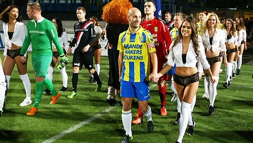 Futbolcular İç Çamaşır Mankenleriyle Sahaya Çıktı