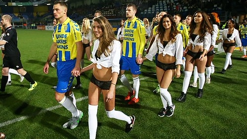 Futbolcular İç Çamaşır Mankenleriyle Sahaya Çıktı