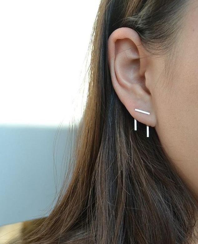 13. Geçtiğimiz yıllarda hayatımıza giren, "Jacket Earrings" adı verilen arkadan geçirmeli bu küpeler, yarattığı göz yanılsaması ile biliniyor.