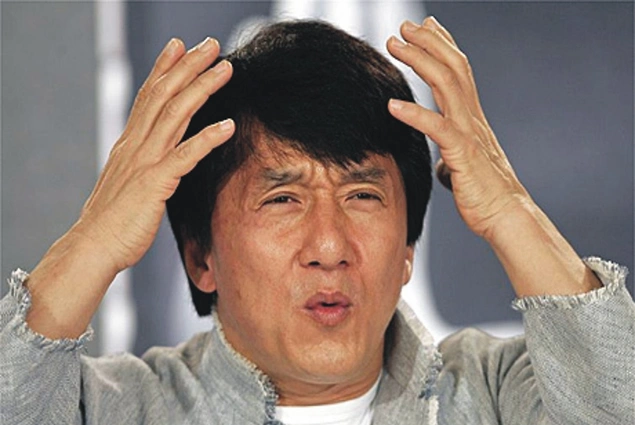 Jackie Chan'in rol aldığı yapımları hiçbir sigorta şirketi karşılamıyor. Ünlü aktör, kendi dublörlerini kendisi eğitiyor ve hastane faturalarını kendi cebinden karşılıyor.