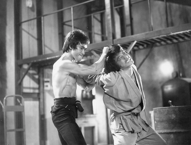 1973 yapımı Ejder Kalesi filminin çekimlerinde, Bruce Lee gerçekten Jackie Chan'e vurmuştur.