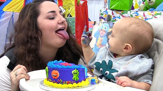 İlk Doğum Günü Pastasından Yemek İsteyen Annesine Hareket Çeken Bebek