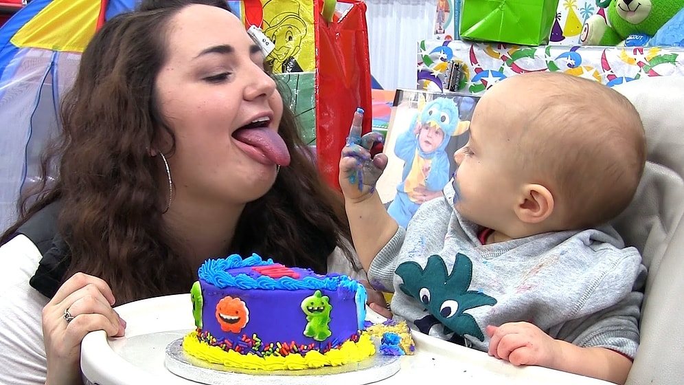 İlk Doğum Günü Pastasından Yemek İsteyen Annesine Hareket Çeken Bebek