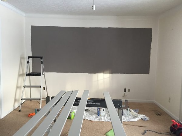 2. Сначала они с супругом покрасили стены в старой комнате.