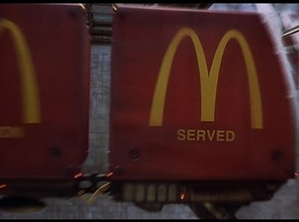 10. На грузовике компании «Макдональдс» написано «Обслужено 65 триллионов».