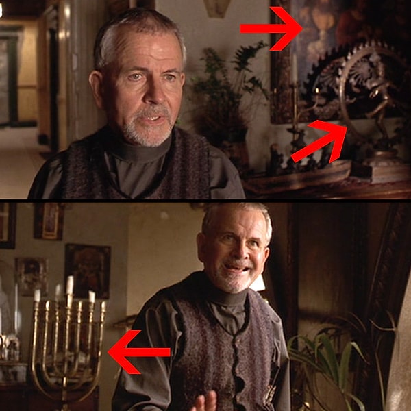 11. У Корнелиуса в доме полно религиозной атрибутики 😇