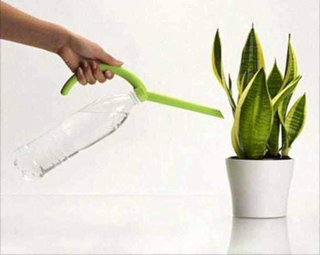 22. Su şişesi şeklinde bitki sulama kabı