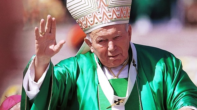 Bir filozof olan Terasa Tymieniecka, Papa 2. Jean Paul'le o dönemde yazdığı bir felsefe kitabı hakkında konuşmak için iletişime geçer. Tanıştıktan sonra mektuplaşmaya başlarlar.