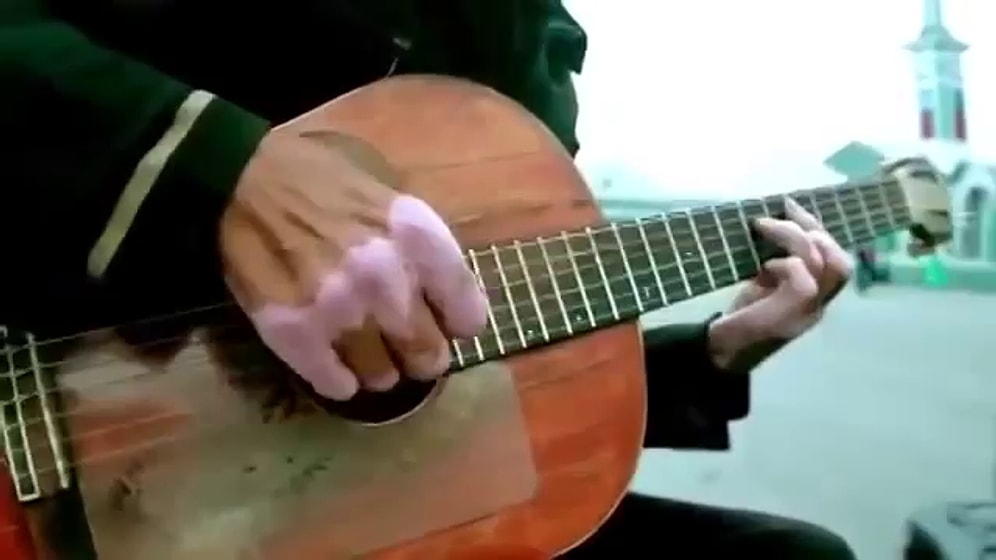 Evsiz Adamdan Muhteşem Gitar Performansı
