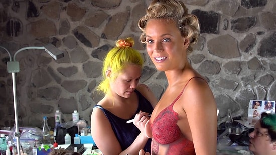 Фотосессия теннисистки Caroline Wozniacki в нарисованном купальнике