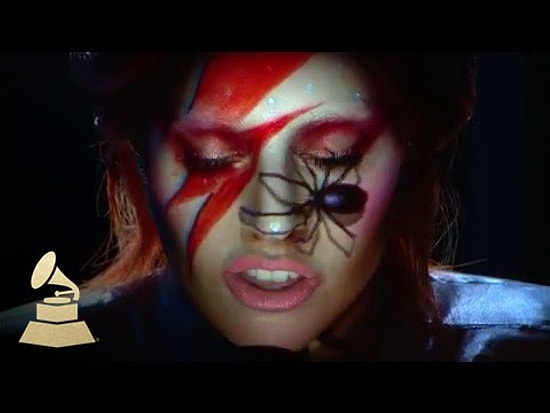 Леди Гага выступила на "Грэмми" в образе Дэвида Боуи