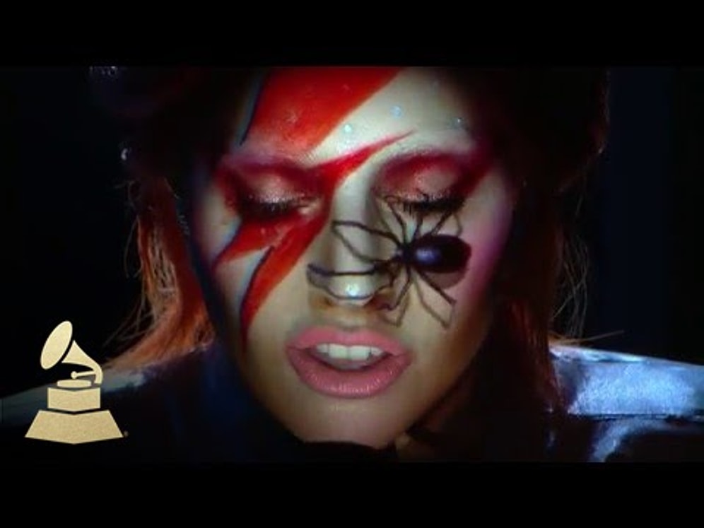 Леди Гага выступила на "Грэмми" в образе Дэвида Боуи