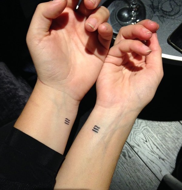 1. Брат и сестра выбрали одинаковую татуировку в виде математического символа.