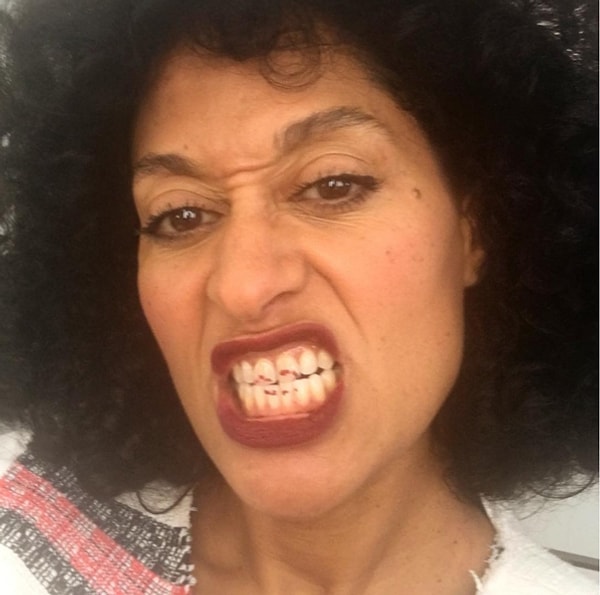 6. Случайно взглянув зеркало, ты обнаруживаешь, что весь день проходила с помадой на зубах 💄