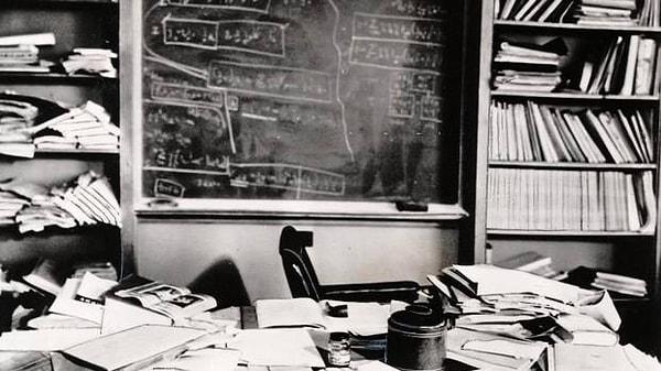 9. Einstein öldükten birkaç saat sonra çalışma masasının görüntüsü.