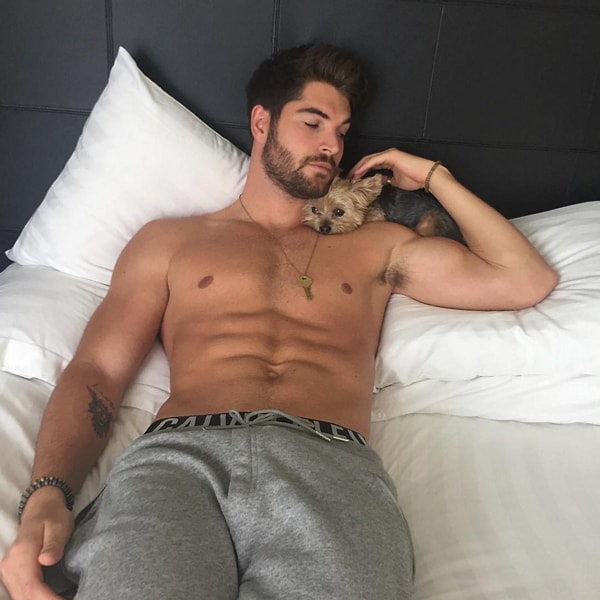 22. Этот парень еще и без ума от животных!