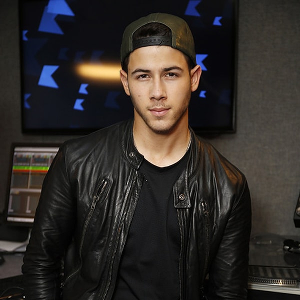 14. Ты идеален и прекрасен, и однажды ты без сомнений срежешь свои патлы, как и Ник Джонас!