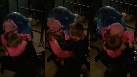 Kız Kardeşinin Aldığı Hediye Karşısında Duygularına Hakim Olamayan Sevimli Abi