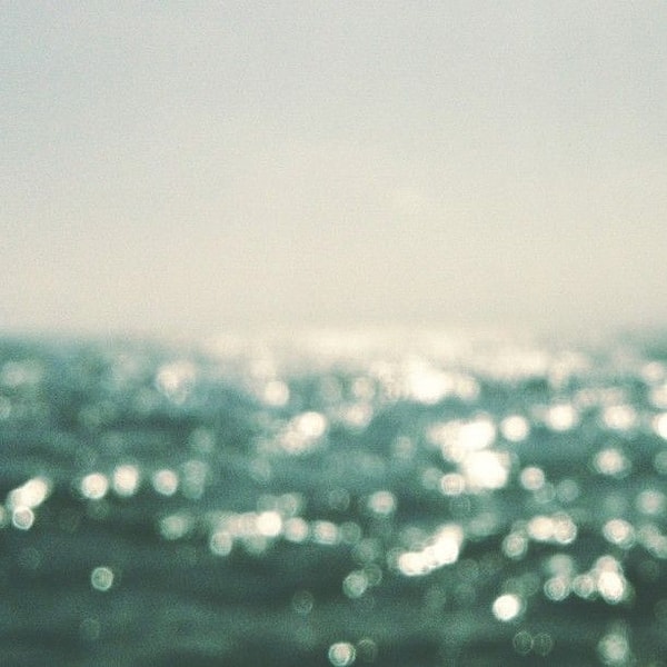 1. 1960-е годы ... 15-летний Джим, который живет в Шотландии, отправившись в поход со школой, закидывает бутылку с написанной им запиской в море.